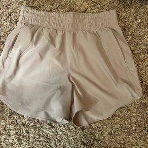 Under Armour Women’s shorts size medium Kacki